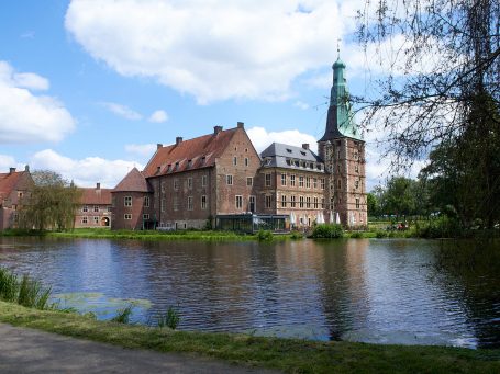 Schloss Raesfeld achter de vijver Schloss Raesfeld achter de vijver