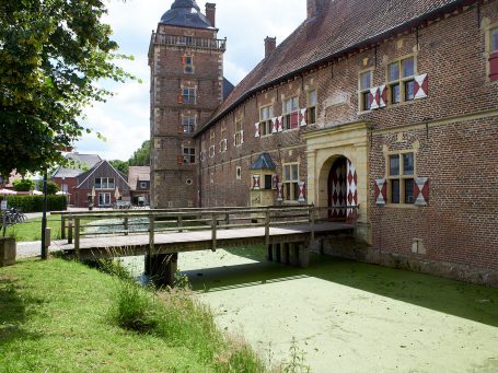 De toegangsbrug naar Schloss Raesfeld De toegangsbrug naar Schloss Raesfeld