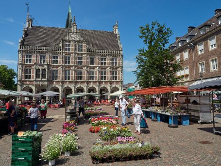 Raadhuis van Bocholt met bloemenmarkt ervoor Het Raadhuis van Bocholt met de bloemenmarkt ervoor