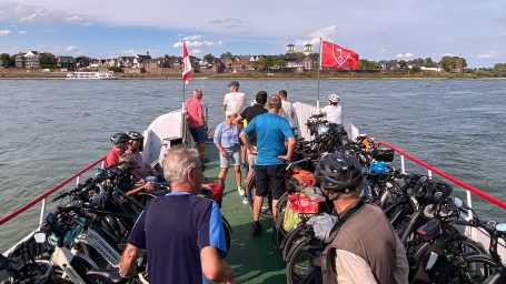 Het fietsveer van Rees Toeristen met fietsen op een veerpont