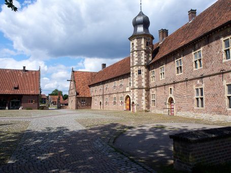 Het binnenplein van Schloss Raesfeld Het binnenplein van Schloss Raesfeld